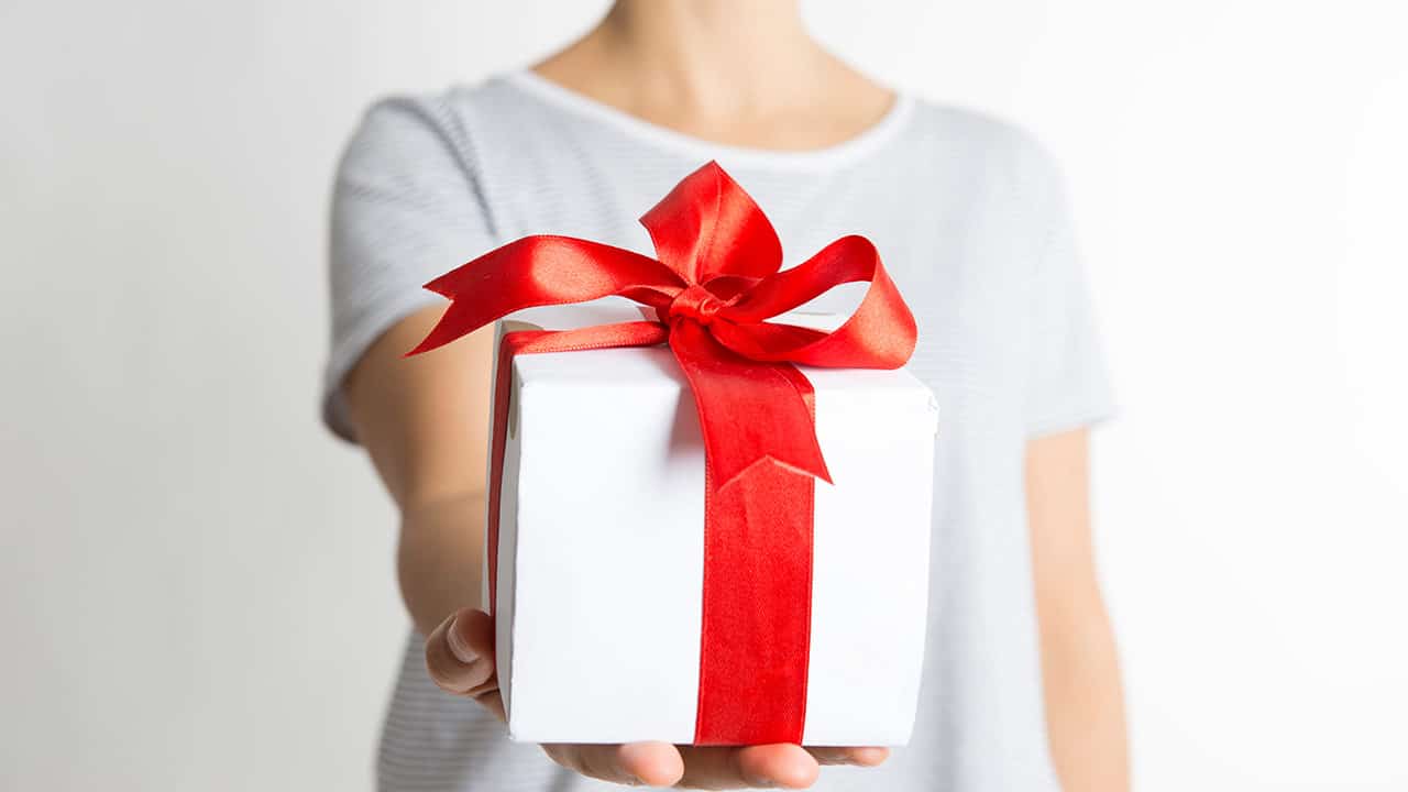 Подарок. Подарок в крафтовой бумаге с синей лентой. Подарок без фона. Подарок девушке. Бизнес подарки.